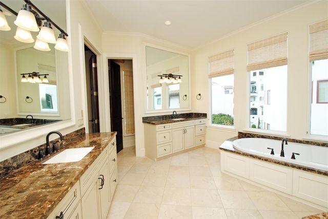 302 Calle Sevilla Place, Houston, TX 77007