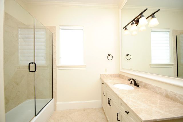 302 Calle Sevilla Place, Houston, TX 77007