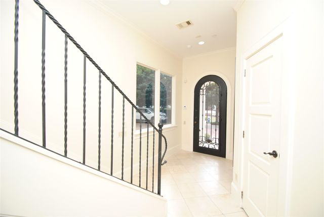 302 Calle Sevilla Place, Houston, TX 77007