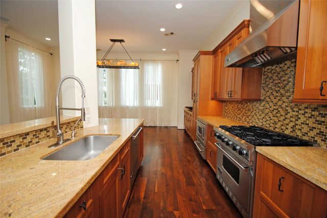 302 Calle Sevilla Place, Houston, TX 77007