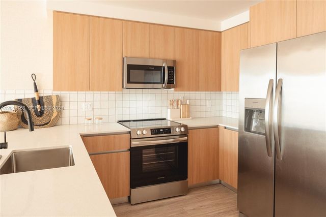 275 SW 6th St 5303, Miami, FL 33130