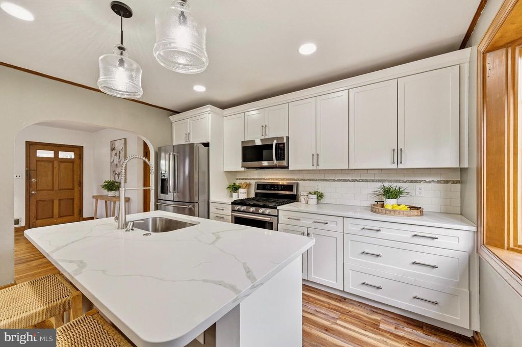Image 11 of property listing at 621 WOODSDALE RD, Baltimore, MD 21228
