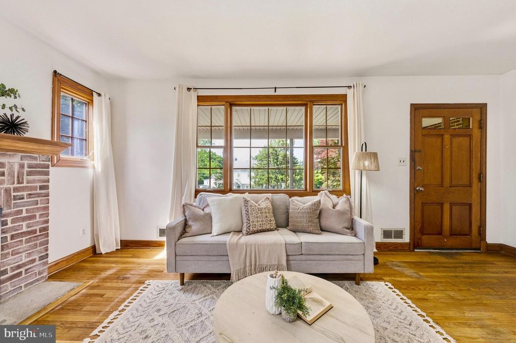 Image 4 of property listing at 621 WOODSDALE RD, Baltimore, MD 21228