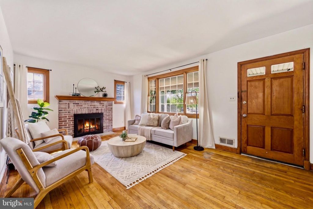 Image 5 of property listing at 621 WOODSDALE RD, Baltimore, MD 21228