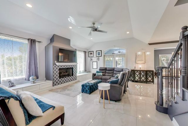 7215 Inverway Drive, Lakewood, IL 60014