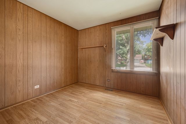 1086 Hickory Lane, Elk Grove Village, IL 60007