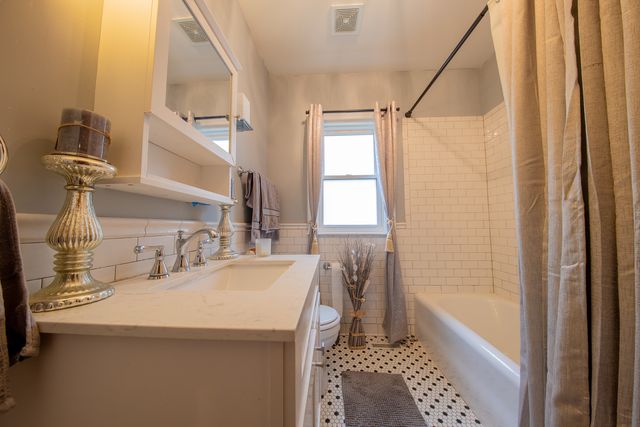 10215 S Charles Street, Chicago, IL 60643