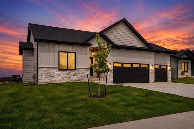 1570 NW Parkside Lane, Waukee, IA 50263