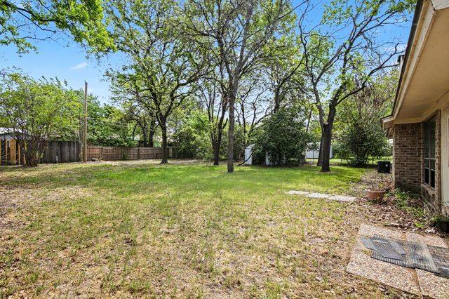 2621 Warren Lane, Fort Worth, TX 76112
