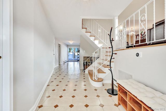 15 Lafayette Drive, Woodmere, NY 11598