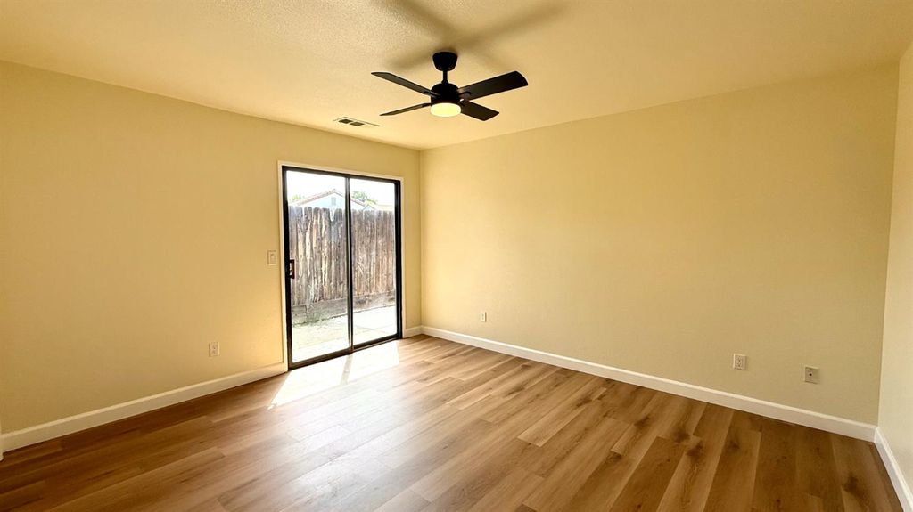 Image 12 of property listing at 2425 Knowlwood Drive, Hanford, CA 93230
