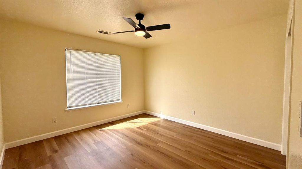 Image 14 of property listing at 2425 Knowlwood Drive, Hanford, CA 93230