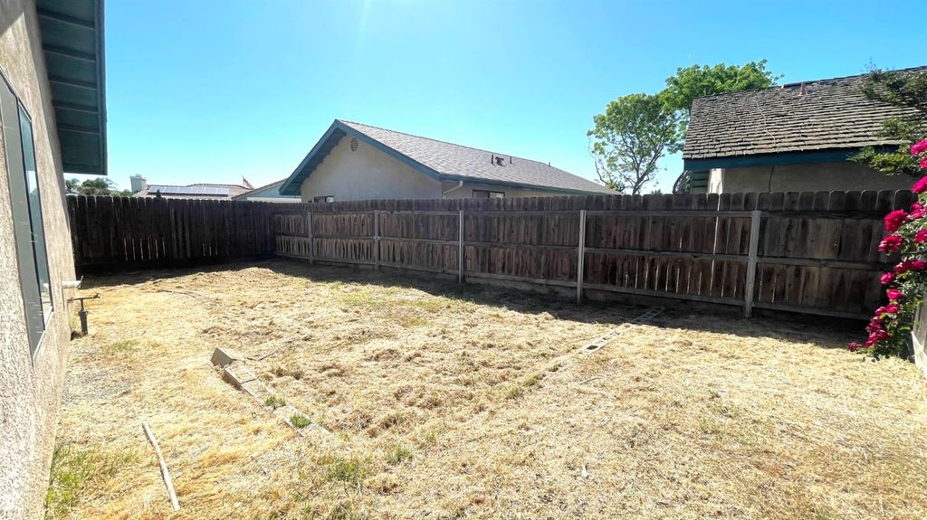 Image 16 of property listing at 2425 Knowlwood Drive, Hanford, CA 93230