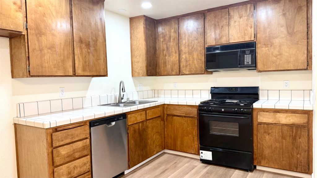 Image 5 of property listing at 2425 Knowlwood Drive, Hanford, CA 93230