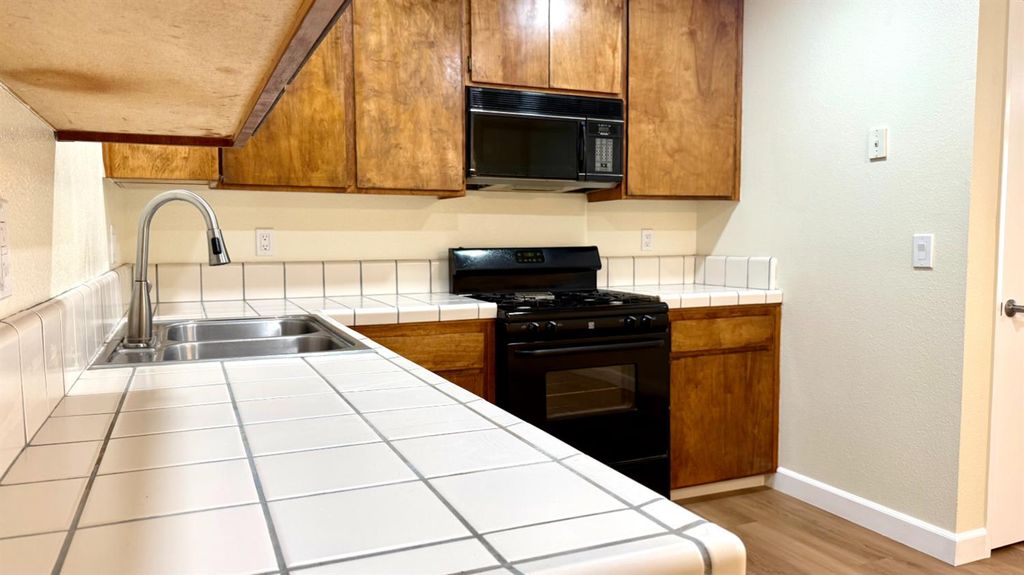 Image 6 of property listing at 2425 Knowlwood Drive, Hanford, CA 93230