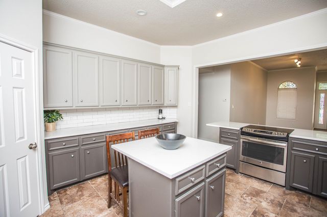 616 N 8th Street, Wolfforth, TX 79382