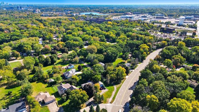 301 Plymouth Road, Minnetonka, MN 55305