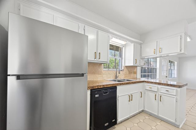 9011 Landsdowne Drive, Houston, TX 77096