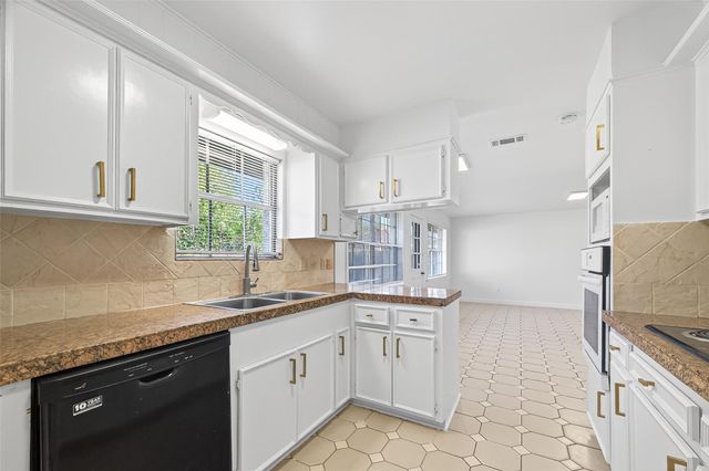 9011 Landsdowne Drive, Houston, TX 77096