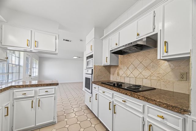 9011 Landsdowne Drive, Houston, TX 77096