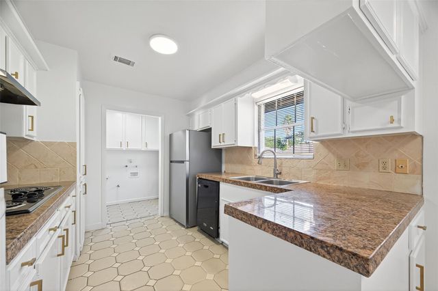 9011 Landsdowne Drive, Houston, TX 77096