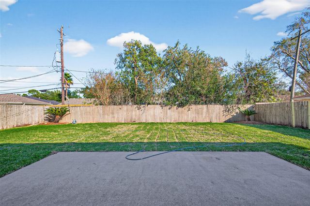 9011 Landsdowne Drive, Houston, TX 77096