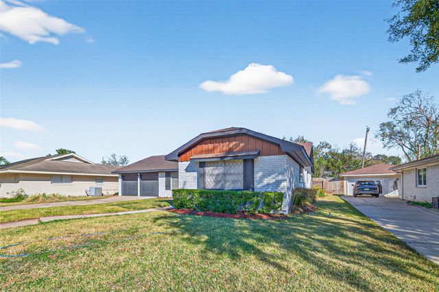 9011 Landsdowne Drive, Houston, TX 77096