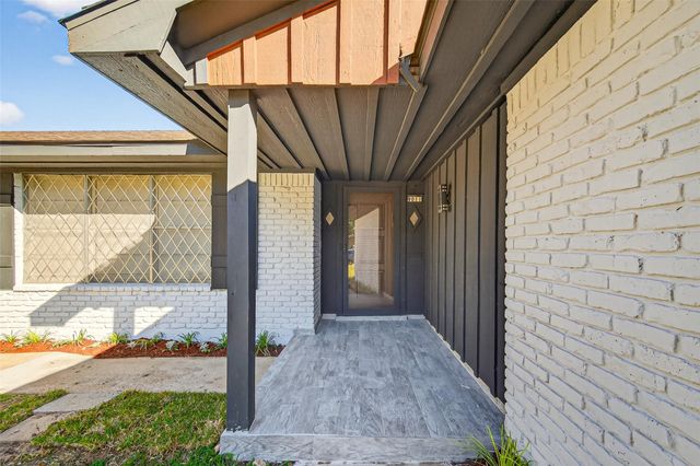 9011 Landsdowne Drive, Houston, TX 77096