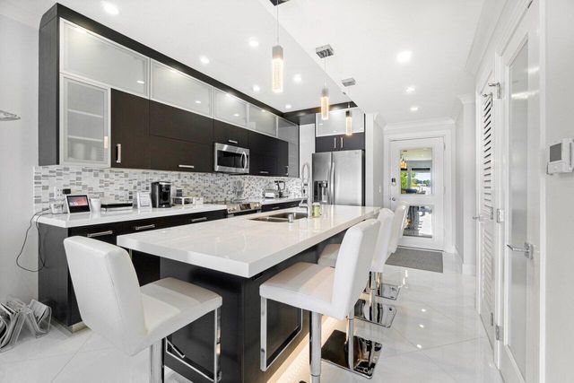 324 N Lake Drive, Lantana, FL 33462