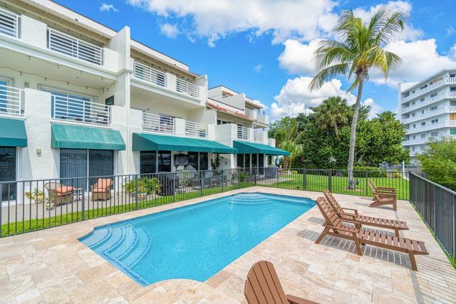 324 N Lake Drive, Lantana, FL 33462