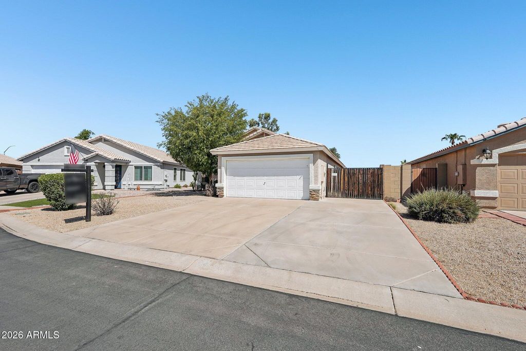 15984 W SMOKEY Drive, Surprise, AZ 85374 — exterior
