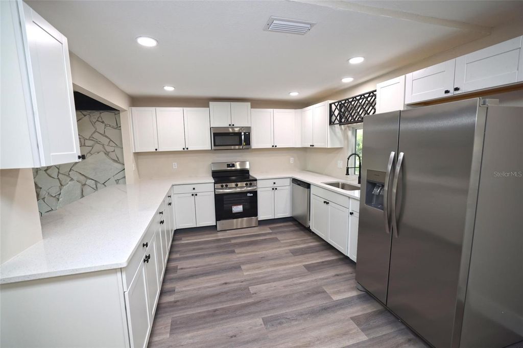 Image 18 of property listing at 5667 CREEKWOOD DRIVE, Sarasota, FL 34233