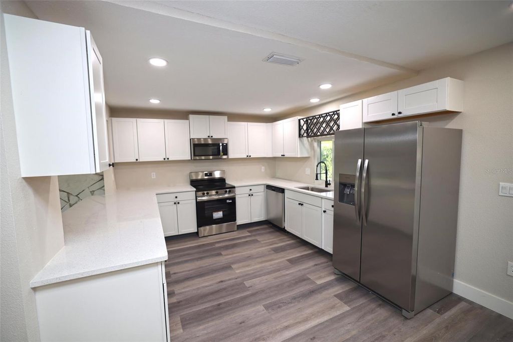 Image 19 of property listing at 5667 CREEKWOOD DRIVE, Sarasota, FL 34233