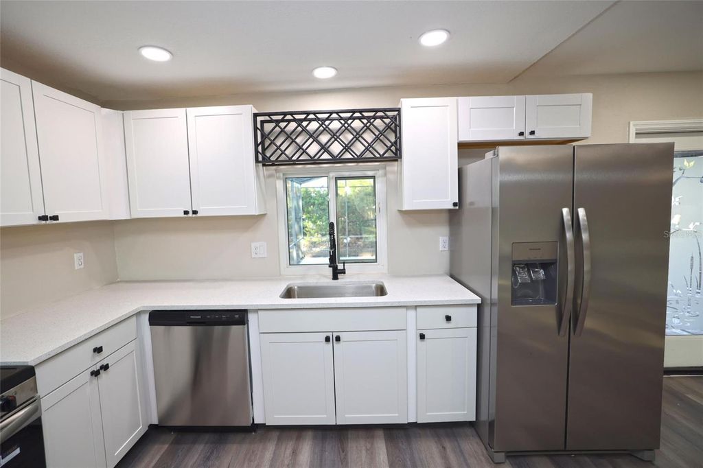 Image 20 of property listing at 5667 CREEKWOOD DRIVE, Sarasota, FL 34233