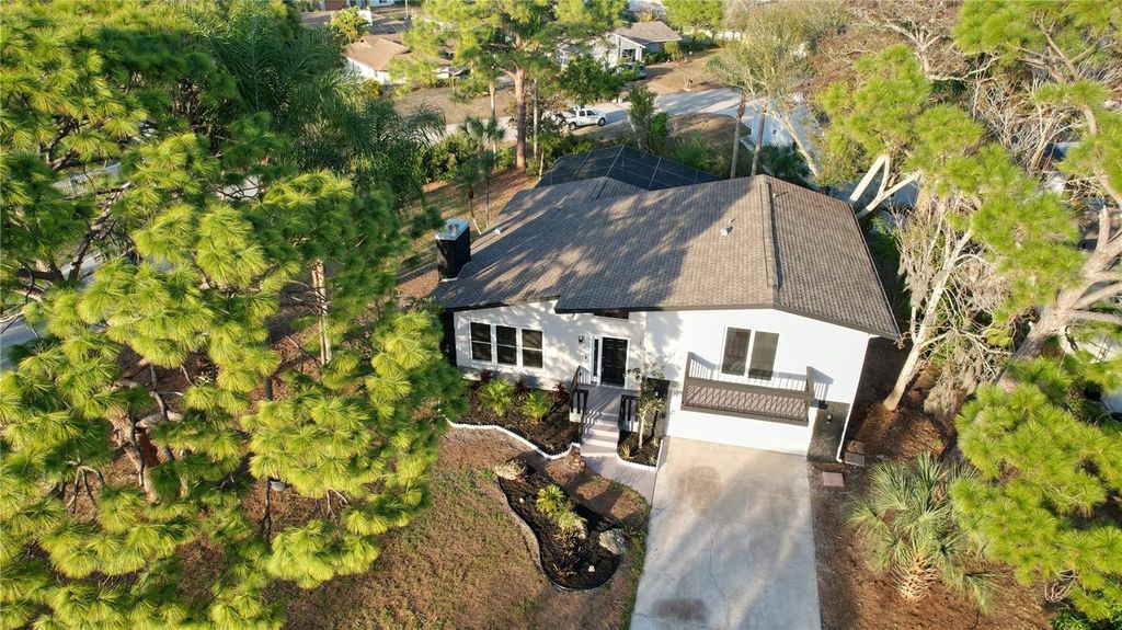 Image 3 of property listing at 5667 CREEKWOOD DRIVE, Sarasota, FL 34233