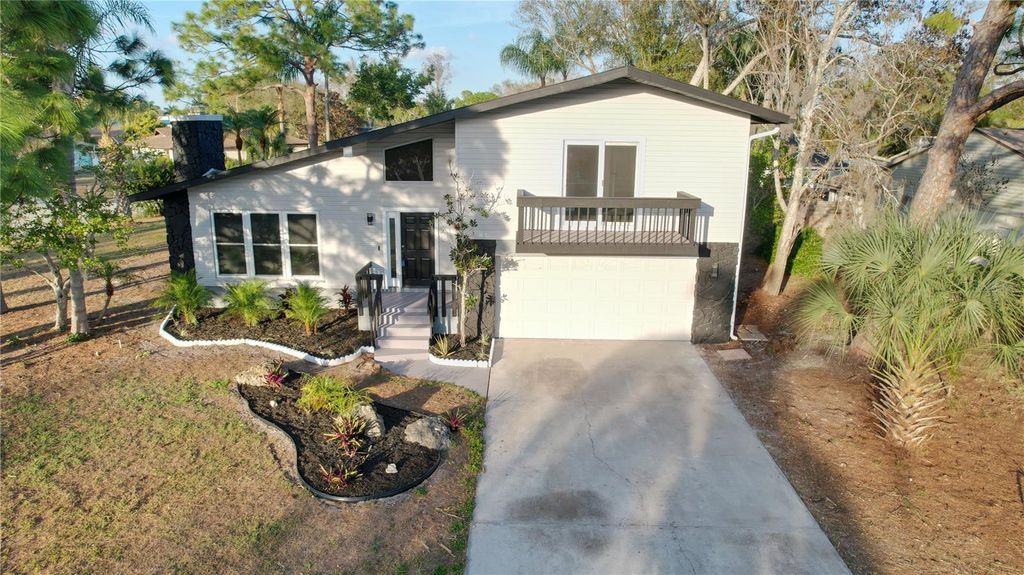 Image 4 of property listing at 5667 CREEKWOOD DRIVE, Sarasota, FL 34233