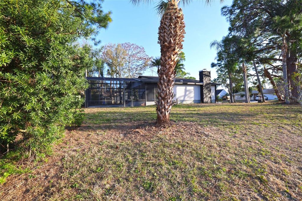 Image 5 of property listing at 5667 CREEKWOOD DRIVE, Sarasota, FL 34233