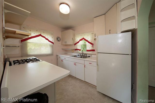18696 Inkster Road, Redford, MI 48240