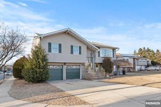 40 Valley Court, Secaucus, NJ 07094