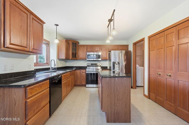7223 Hunters Chase, Maumee, OH 43537