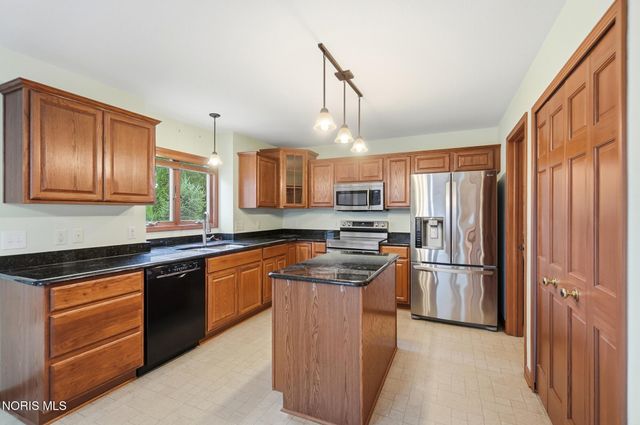 7223 Hunters Chase, Maumee, OH 43537