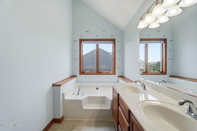 7223 Hunters Chase, Maumee, OH 43537