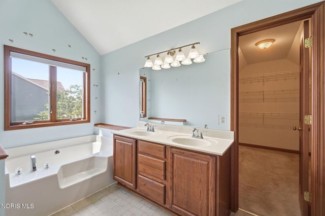 7223 Hunters Chase, Maumee, OH 43537