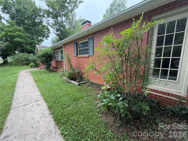 901 Ridgecrest Drive NE, Lenoir, NC 28645