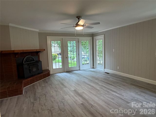 901 Ridgecrest Drive NE, Lenoir, NC 28645