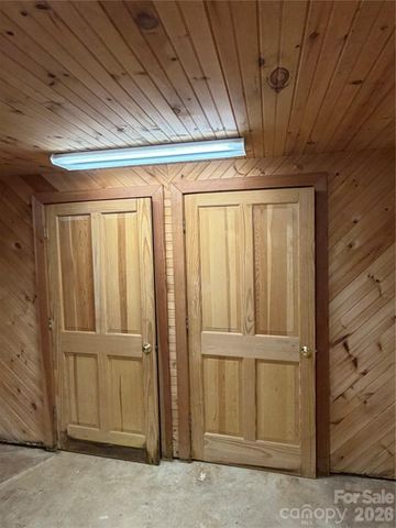 901 Ridgecrest Drive NE, Lenoir, NC 28645