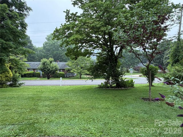 901 Ridgecrest Drive NE, Lenoir, NC 28645