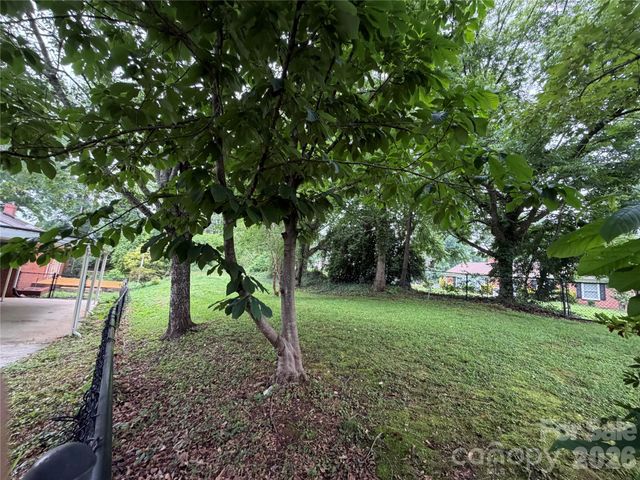 901 Ridgecrest Drive NE, Lenoir, NC 28645