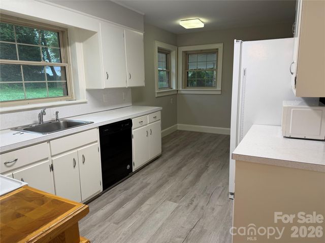 901 Ridgecrest Drive NE, Lenoir, NC 28645