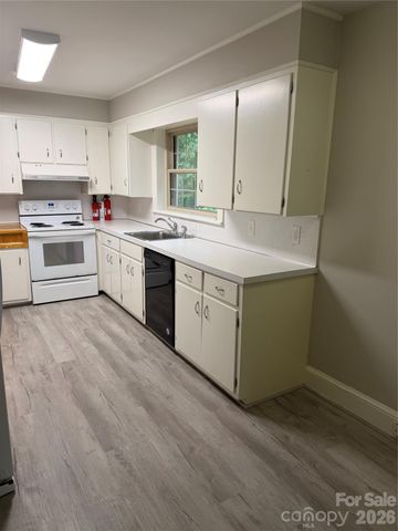 901 Ridgecrest Drive NE, Lenoir, NC 28645